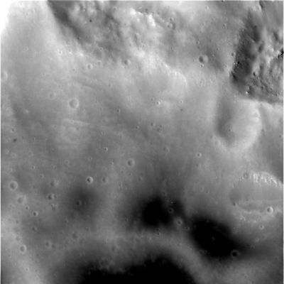 Hyperion (23)
Sono solo 2555 i Km che dividono Cassini da questa zona di Hyperion la quale sembra stendersi fra un rilievo montuoso a Nord, due grandi crateri (da impatto, probabilmente) ad Est e, a Sud, un'area che sembra essere ricoperta da abbondantissimi depositi di questo materiale di colore scuro. 
E' un vero peccato che Cassini non riesca a scrutare proprio "dentro" al grande cratere il cui bordo copre il lato Sud del frame...
Parole chiave: Saturn's Moons - Hyperion