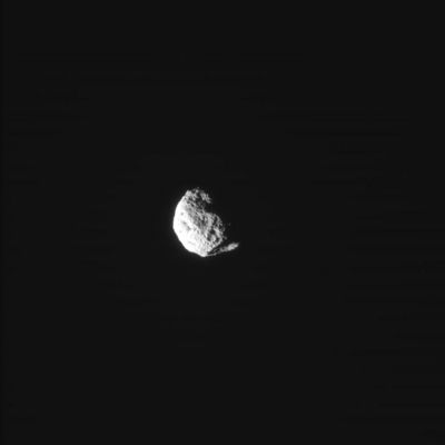 Hyperion? (1)
Original caption:"N00047027.jpg was taken on December 23, 2005 and received on Earth December 23, 2005. The camera was pointing toward HYPERION that, at the time, was approx. 227.969 Km away.
The image was taken using the CL1 and CL2 filters".

Saranno scherzi della luce, dell'angolo di fase (o di quello di ripresa), della distanza...Chissà. L'unica cosa che a noi sembra evidente è che Hyperion, in questo frame (e nel successivo) non assomiglia per nulla al corpo celeste che avevamo già visto in passato ed ammirato durante l'ultimo fly-by di Cassini. 
Diremmo che assomiglia ad Epimetheus e, comunque, ricorderete anche Voi un altro "face-change" che rilevammo qualche mese fa analizzando alcune immagini MGS di  Phobos (un "cambio-faccia" del quale Vi abbiamo già parlato in passato, nella Sezione "Mars and His Moons").

Le possibili cause di questi (apparenti?) "cambi-faccia"? Ripetiamo: la luce, l'angolo di ripresa, l'angolo di fase...senza dimenticare le "sviste": nostre e non solo! 
Parole chiave: Saturn's Moons - Hyperion (?)