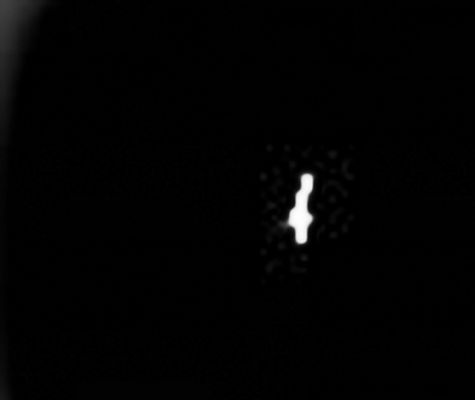 Hyperion and a "Bright Companion" (2 - detail mgnf)
Osservate attentamente questo stretch estremo del frame precedente: l'effetto che osservate, a nostro avviso, è un effetto di saturazione, ossìa un artefatto che emerge quando l'oggetto fotografato (o una sua parte) é/sono troppo luminoso/i.
Su Marte, in svariati casi (dalle immagini degli Heat-Shields, a quelle di alcune componenti dei Rover illuminate direttamente dal Sole), il risultato della saturazione si esprimeva nel cd. "effetto goccia". Qui, nello spazio di Saturno, l'effetto della saturazione ci sembra molto simile a quanto si vede su Marte. Anzi: forse esso è ancora più eclatante.

Domanda: che cosa sarà mai, dunque (ed ovviamente ammettendo che la nostra costruzione sia almeno in parte esatta), quell'oggetto semi-cancellato, ma in parte ancora visibile - ad ore 9 della traccia luminosa - che si trova ad una distanza imprecisata dalla Sonda Cassini, e nelle vicinanze di Hyperion?
Parole chiave: Highly Controversial Frame - Cassini Series