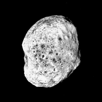 Hyperion: the "sponge-like" moon
Da "NASA - Picture of the Day" del 26 Luglio 2005:"Recent HR images from the Cassini spacecraft orbiting Saturn show Hyperion to be an even stranger place than thought before. Previously, it was known that the length of a day on Hyperion is unpredictable. The moon's highly elliptical orbit around Saturn, its highly non-spherical shape and its locked 4:3 orbital resonance with Titan torque Hyperion around so much it is hard to predict when the Sun will rise next. The newly imaged craters on the unusually coarse surface are surely the result of impacts, but for some reason have dark centers. The low density of Hyperion indicates it might even be a spelunker's paradise, riddled with tremendous caverns".

Nota: è la prima volta che la NASA dice espressamente che i crateri visibili sono "surely the result of impacts". A parte l'ovvia assurdità di una simile certezza (irraggiungibile per definizione), molti Ricercatori credono che gli impatti ebbero un ruolo MARGINALE nella definizione di questo ed altri mondi...
Parole chiave: Saturn's Moons - Hyperion