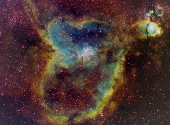 IC 1805 - The "Heart" Nebula
"...Nelle chiese abbandonate 
Si preparano rifugi,
E nuove astronavi, 
Per viaggi interstellari...
In una vecchia miniera, 
Distese di sale
E un ricordo di Te: 
Come un incantesimo..."

F. Battiato - "I Treni di Tozeur"

Parole chiave: From Earth Images