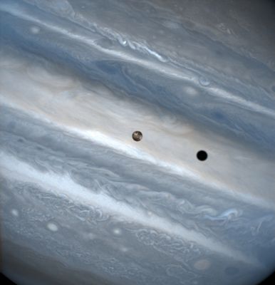 Io & Jupiter (from Voyager 2)
Un'immagine da guardare in parallelo ad un altro "transito" di Io davanti a Giove: questo è un frame (eccezionale!) Voyager 2; il precedente, come ricorderete, era un frame Cassini. Tecnologicamente parlando, c'è un "abisso" tra la Sonda Voyager e la Sonda Cassini ma, alla prova delle immagini, i risultati "visivi" ottenuti sono sostanzialmente analoghi. E questa è un'altra ragione della nostra diffidenza nei confronti della NASA (e dell'ESA): se negli Anni '70 ed '80 eravamo già capaci di simili risultati, come mai oggi, AD 2005, non siamo neppure in grado di dire quali sìano i veri colori e le vere (da un punto di vista dell'occhio umano) "sfumature" di Marte, Giove e Saturno? Eravamo bravissimi 25 anni fa e "stupidi" adesso, oppure non avevamo capito niente 25 anni fa mentre ora tutto e chiaro (si fa per dire)? O forse NON c'è stata reale "evoluzione" da un punto di vista tecnologico? O magari la "Verità" è così incredibile che divulgarla è ritenuto periglioso?

Domande: sempre domande...
Parole chiave: Jupiter's moons - Io