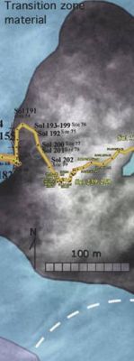 The "Hills of Disgrace" : the "Path of Spirit"
Per poter individuare meglio la posizione di West Spur dobbiamo anche fare riferimento ad un dettaglio planimetrico che riporta il percorso del Rover Spirit durante la sua salita.
Dal tracciato che vedete si evince che il Rover avrebbe percorso 50 metri in 100 giorni, dopo averne percorsi quasi 3000 nei precedenti 150. 
Anche considerando (con il massimo della "benevolenza"...) un rallentamento di Spirit dovuto alle difficoltà della salita, la circostanza appare quantomeno sospetta. 
Forse quella formazione rocciosa non è poi così anonima come parrebbe dalla foto iniziale...
Parole chiave: Mars Maps