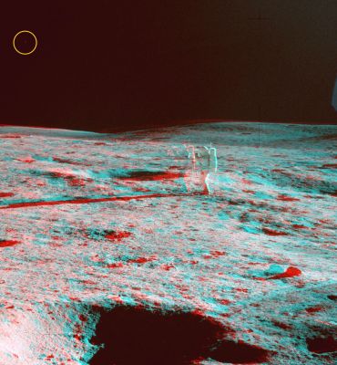 Blue Flares and the Invisible Crater: the "Third Frame" (3D)
Purtroppo, però, mi sono bloccato subito per 2 motivi fondamentali: il primo è evidente in questo montaggio 3D della terza foto in cui si nota che il bagliore azzurro è (sembra essere) sulla verticale di un versante scosceso invisibile da questa angolazione e di cui non possediamo immagine alcuna - sebbene l’astronauta visibile al centro dell'immagine pare che stia fotografando a tutto spiano! Il secondo motivo - più generale - si riferisce al fatto che, a mio avviso, quasi tutte le foto delle missioni Apollo sono state pesantemente manipolate o sono (addirittura) false, con alcune eccezioni riguardanti dettagli insignificanti o immagini molto ravvicinate di campioni geologici (frames classificati sotto la denominazione "samples"). 
Come sempre, poi, la fantasia censoria degli "Scienziati" di Pasadena si è scatenata nelle visioni panoramiche, dove la linea dell’orizzonte (teoricamente) visibile viene artificiosamente abbassata così da NON far vedere qualunque cosa che sia più alta di 20 cm...
Parole chiave: A Moon Investigation