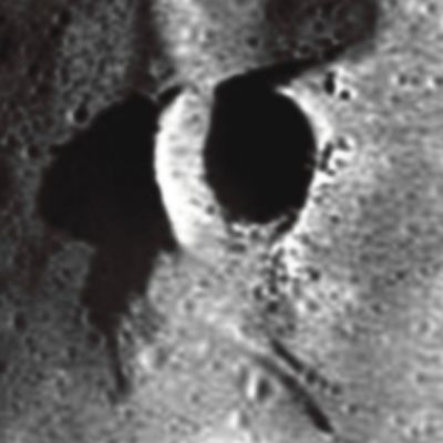 Blue Flares and the Invisible Crater: Cone Crater (detail mgnf)
Semmai la questione si complica per la presenza di strane caratteristiche geomorfologiche nella parte Nord-Ovest e di una curiosa “rampa” che si intravede nell'area meridionale del Cratere e che non era visibile neppure nelle altre fotografie planimetriche. 
La cosa comunque non deve avere sconvolto gli Astronauti, visto che non l’hanno né descritta, né fotografata in alcuna circostanza (anche se la scelta per l’allunaggio di quest’area nella zona settentrionale di Fra Mauro non deve essere stata proprio accidentale...).

Parole chiave: A Moon Investigation