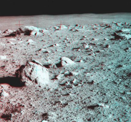 Blue Flares and the Invisible Crater: the "samples" on Cone Crater's rim
A onor del vero, nelle fotografie dei "samples" che giacevano sul bordo del Cone Crater si sarebbe anche dovuta intravvedere, in lontananza, la parete del Cratere opposta a quella da cui è stata effettuata la ripresa ma...nulla. Guardate quest'ultima immagine 3D e quindi cercate di accettare un semplice fatto: i nostri Amici della NASA non vogliono farci vedere - nè scoprire - nulla. 
E quindi, per terminare, alle domande dell’amico Paolo C. Fienga sulla Blue Flare, risponderò con un’altra domanda: “Perché stupirsi per la scomparsa di qualche fuoco fatuo quando ci hanno fatto sparire sotto il naso un intero cratere di 35 ettari?”...
Parole chiave: A Moon Investigation
