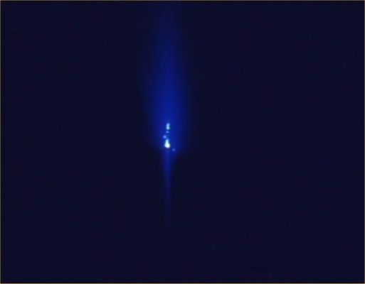The "Blue Flare" (2) from AS 14-66-9295
La Blue Flare, in effetti, appare per ben 3 volte in 3 punti diversi della superficie Lunare (verificate i frames se avete dei dubbi): che cosa ne deduciamo? Ammettendo che la Fiaccola Blu non sia stata una manovra "diversiva" degli Amici della NASA per deviare l'attenzione del Pubblico dallo "scomparso" Cone Crater verso un fenomeno pure interessante, ma meno (!) eclatante (e dunque assumendo la "genuinità", sia pure parziale, dei 3 frames), allora dobbiamo cercare di capire CHE COSA questa Flare può essere.
Un TLP? Difficile che un "outgassing" si sposti lungo la superficie della Luna come farebbe - per usare le parole dell'Amico Alessio - un "fuoco fatuo". La Blue Flare, effettivamente, cambia aspetto e configurazione in tutti e tre i frames (come farebbe una "fiamma" vera e propria), ma noi non crediamo che essa sia solo il riflesso visibile di una sacca di gas che si incendia...Se così fosse, infatti, dovremmo innanzitutto supporre che si sono liberate ben TRE sacche di gas, in TRE momenti diversi!
Parole chiave: A Moon Investigation