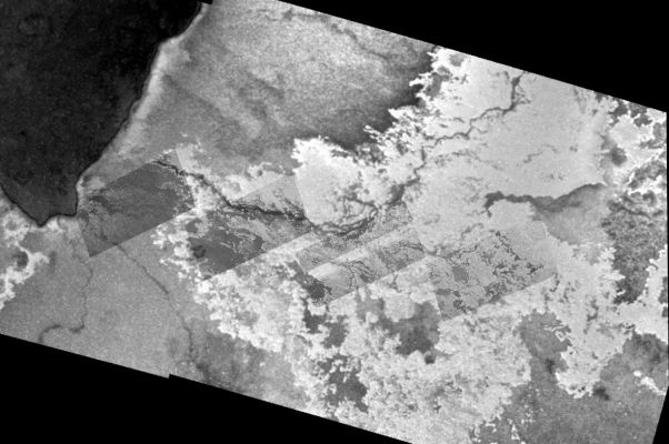 The "Emakong" Patera (HR)
Caption NASA originale:"Clues about how lava spreads great distances on Jupiter's volcanic moon Io come from HR views taken by NASA's Galileo spacecraft of a lava channel flowing out of Emakong Patera near Io's equator.
The lava channel is dark and runs to the right from the dark patera, or large depression, at the left of this mosaic. The 1999 images showed a dark channel though which molten material once fed a broad, bright lava flow that extended for hundreds of Km".

Parole chiave: Jupiter's moons - Io