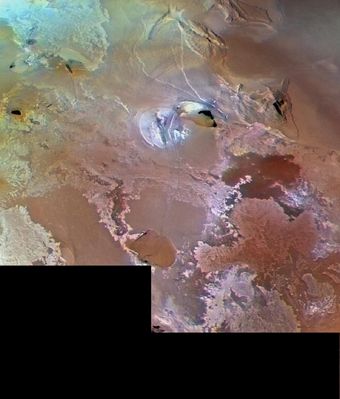 Galai Patera
Io's volcanic plains are shown in this Voyager 1 image, which spans an area about 1030 km (640 miles) from left to right. North is about the 1:30 position. Numerous volcanic calderas and lava flows are visible here. The brown teardrop-shaped feature at left center is Galai Patera, a 100-km-long (62 mi) lava-flooded caldera (collapsed vent) of a volcano. The composition of Io's volcanic plains and lava flows has not been determined. The prevalent yellow, brown, and orange material may consist dominantly of sulfur with surface frosts of sulfur dioxide or of silicates (such as basalt) encrusted with sulfur and sulfur dioxide condensates. The whitish patches probably are freshly deposited SO2 frost.
Parole chiave: Jupiter Moons - Io