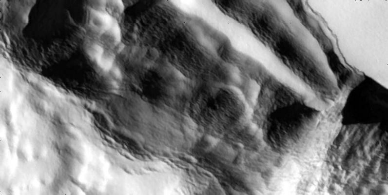 Telegonus Mensa in HR
A cliff slumps outward in these HR view that NASA's Galileo spacecraft captured of the edge of a mountain named Telegonus Mensa on Jupiter's moon Io. When Galileo flew near the South Pole of Io in October 2001, scientist's targeted this cliff to study the process of erosion. Water and wind cause most erosion on Earth, but Io has neither surface water nor atmosphere. The cliff is slumping due to gravity (?). The picture has a resolution of about 10 mt (33 feet) per picture element. Galileo's camera took it from a distance of about 1000 Km (about 620 miles). North is to the top and the Sun illuminates the surface from the upper right.
Parole chiave: Jupiter Moons - Io