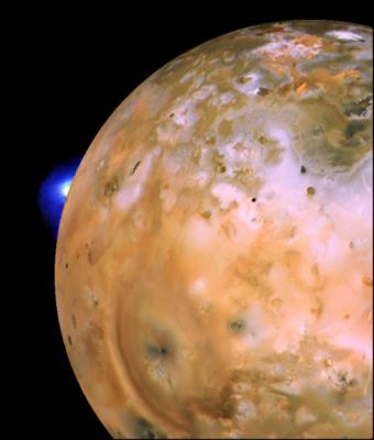 Loki's eruption on Io (the "Plume")
Un'informazione importante per chi volesse provare a calcolare le dimensioni effettive della "piuma vulcanica" (conoscendo, ovviamente, le dimensioni di Io): l'immagine è stata scattata da (circa) 490.000 Km.

Original caption:"Voyager 1 image of Io showing active plume of Loki on limb. Heart-shaped feature southeast of Loki consists of fallout deposits from active plume Pele. The images that make up this mosaic were taken from an average distance of approximately 490.000 Km (about 340.000 miles)".
Parole chiave: Jupiter's moons - Io