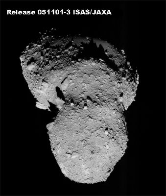 Closing on Itokawa
Itokawa: un asteroide che sembra contraddire tutto quanto viene dato per acquisito nel campo delle forme esteriori e dei rilievi superficiali dei corpi (teoricamente) esposti a pesantissimi azioni di impatto sin dagli albori della loro esistenza. Pensate a 433-Eros, oppure a Ceres, o Dactyl o a qualsiasi altro corpo similare che abbiamo avuto occasione di vedere da distanza ravvicinata. Forse il solo asteroide AnneFrank non sembra  presentare una particolare craterizzazione (ma le immagini, di cattiva qualità, non possono essere considerate definitorie) e quindi si viene a porre nel novero delle rarità. Tuttavia, quello che vediamo adesso, è ben più che un'eccezione e molto di più di un'Anomalìa: Itokawa NON ha alcun cratere superficiale visibile e le sue forme, spigolose ed a tratti aguzze, costituiscono una novità assoluta per i Ricercatori e gli Studiosi di Scienze Planetarie.

Original caption:"Where are the craters on asteroid Itokawa? No one knows. The Japanese robot probe Hayabusa recently approached the Earth-crossing asteroid and is returning pictures showing a surface unlike any other Solar System body yet photographed -- a surface possibly devoid of craters. One possibility for the lack of common circular indentations is that asteroid Itokawa is a rubble pile -- a bunch of rocks and ice chunks only loosely held together by a small amount of gravity. If so, craters might be filled in whenever the asteroid gets jiggled by a passing planet -- Earth in this case. Alternatively, surface particles may become electrically charged by the Sun, levitate in the microgravity field, and move to fill in craters. Over the weekend, Hayabusa lowered itself to the surface of the strange asteroid in an effort to study the unusual body and collect surface samples that could be returned to Earth in 2007".
Parole chiave: Asteroids: images from Space
