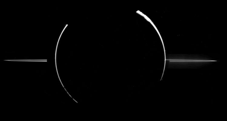 Jupiter's rings
Il profilo di Giove non ci mostra i suoi colori così come invece era avvenuto nell'immagine precedente, ma l'immagine è comunque bella e spettacolare, nonchè interessante: lo vedete il "gap" negli Anelli di Giove che spicca a ridosso del disco del Pianeta, sulla Sx dell'Osservatore? 
Si tratta, come ovvio, di un semplice effetto ottico causato dalla particolare prospettiva dalla quale la ripresa è stata effettuata: è l'ombra stessa di Giove, infatti, a "cancellare" una porzione del sottile filo di detriti cosmici che forma il Sistema Anulare del Gigante Gassoso.
Parole chiave: Jupiter from Galileo