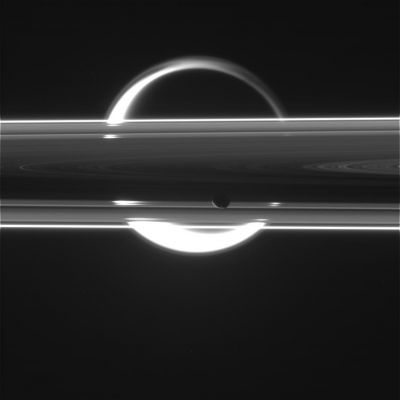 Passing-by... (2)
Data:"N00055798.jpg was taken on March 21, 2006 and received on Earth March 22, 2006. The camera was pointing toward Janus that, at the time, was approximately 724.179 Km away.
The image was taken using the CL1 and CL2 filters".

Nota: la distanza fra Cassini e Titano, in questo frame - così come nel precedente e nel successivo - dovrebbe essere compresa fra i 2,2 ed i 2,4 MKM.
Parole chiave: Saturn's Moons - Janus and Titan