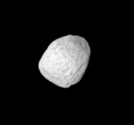 Janus from 357.000 Km
This close-up look at Saturn's moon Janus reveals spots on the moon's surface which may be dark material, maybe exposed by impacts. If the dark markings within bright terrain are indeed impact features, then Janus' surface represents a contrast with that of Saturn's moon Phoebe, where impacts have uncovered bright material beneath a darker overlying layer. Recent theories say also that Janus may be a porous body, composed mostly of water ice. 
This image was taken in visible light with the Cassini spacecraft narrow-angle camera on May 20, 2005, at a distance of approx. 357.000 Km (about 222.000 miles) from Janus and at a Sun-Janus-spacecraft, or phase, angle of 6°. Resolution in the original image was 2 Km (about 1,3 miles) per pixel. The view was magnified by a factor of two and contrast-enhanced to aid visibility of the moon's surface".
Parole chiave: Saturn's Moons - Janus