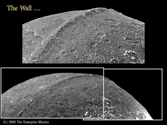 The "Wall" of Japetus
Effettivamente la configurazione esteriore della superficie di Giapeto non ci è proprio possibile definirla "convenzionale": in questa immagine ripresa dalla Sonda Cassini possiamo vedere un interessante rilievo superficiale che il Prof. Hoagland ha, secondo noi correttamente, definito "Wall": un muro. 
Ora andiamo a vedere - con il prossimo frame - un detail mgnf di questo "muro"...
Parole chiave: Controversial Image