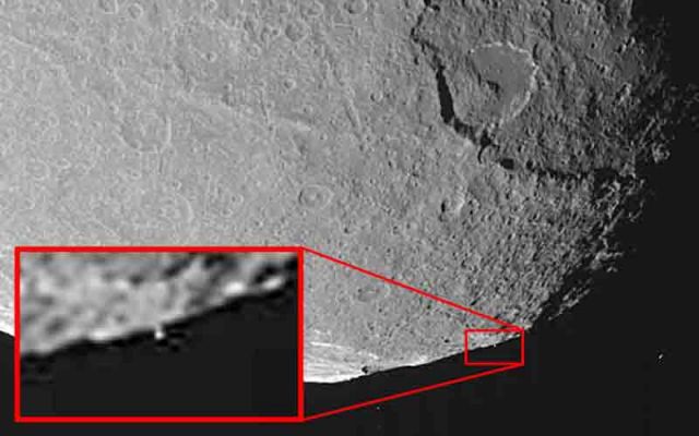 The "Tower" of Japetus
Ma le Singolarità Superficiali di Giapeto non finiscono (anzi...) con il "Muro"! Guardate, per esempio, questo splendido detail mgnf di un altro frame Cassini (sempre elaborato a cura della Enterprise Mission di R. Hoagland): che cosa c'è che si "erge" sul bordo di questa luna misteriosa? Forse una "Torre" simile a quella individuata sulla Luna e chiamata (ci pare) 'Shard'? La forza di queste immagini, a nostro parere, non è solo nel loro semplice contenuto oggettivo (cioè in quello che vediamo), ma nel fatto che, partendo da questo contenuto, possiamo (e riusciamo a) trovare delle similitudini con altre Singolarità Spaziali! 
Ora è indubitabile che le caratteristiche esteriori di Giapeto rendano questa luna eccezionalmente "anomala", ma occorre anche dire che sia il "Muro", sia la "Torre" sono razionalmente e scientificamente spiegabili. La "Torre", nella fattispecie, potrebbe benissimo essere un "picco" analogo a quelli che si formano nei crateri da impatto più grandi: pensate a Tycho...
Parole chiave: Highly Controversial Image