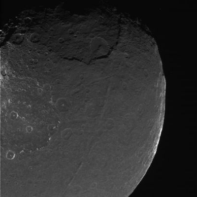 Japetus (and the "Pentagon") from about 180.000 Km (1)
Una serie di immagini ravvicinate di Giapeto, la "Luna Nera" di Saturno: un corpo celeste strano, per una metà simile a tante altre lune (sia di Saturno, sia di altri Pianeti del Sistema Solare) e per un'altra metà completamente diverso: nero, buio, indefinibile. Non sappiamo da che cosa dipenda l'oscurità che domina su una metà abbondante della superficie di questo gelido mondo, anche se sono state formulate tante ipotesi al riguardo. 
La più verosimile, a nostro avviso, è quella che fa risalire la mancanza di riflessione della luce che colpisce questo mondo al materiale che lo forma e/o lo ricopre in buona parte. Carbone, molto probabilmente (o polveri carbonifere) oppure qualche altro minerale dalle caratteristiche simili. La luce, se osservate le fotografie di Giapeto (in particolar modo quelle riprese da una certa distanza), sembra "affogare" sulla superficie di questa luna: essa viene - semplicemente - catturata da Giapeto e non riflessa. Un altro mistero da esaminare, dunque...
Parole chiave: Saturn's Moons - Japetus