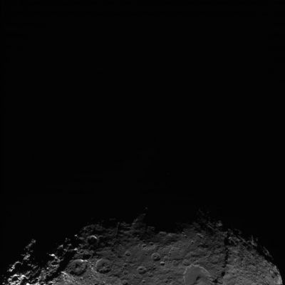Japetus: the terminator, in HD (1)
La linea del terminatore di Giapeto, ripresa da una distanza di circa 179.000 Km. Sembra, da questa immagine, che ci siano delle notevoli similitudini fra questa luna e la nostra Luna. Si tratta, come ovvio, di analogie apparenti le quali, ad un esame più approfondito, potrebbero essere smentite; comunque possiamo riconoscere le sagome familiari di crateri da impatto di varie età e dimensioni (più antichi al centro - uno, piuttosto grande, in particolare, a Dx - e, apparentemente, più recenti a Sn), rilievi montuosi molto accidentati (Sn) e canyons (uno, molto lungo e ben visibile, si trova all'incirca al centro del frame, a ridosso del terminatore, leggermente spostato sulla Sn). Sono visibili anche delle aree sostanzialmente pianeggianti (tipo i "mari" della Luna) sulle quali, tuttavia, rimangono evidenti segni di attività tettoniche occorse (ed esauritesi), con ogni probabilità, in epoche remote.
Parole chiave: Saturn's Moons - Japetus