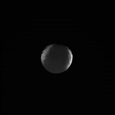 Approaching Japetus
Original caption:"N00042815.jpg was taken on November 08, 2005 and received on Earth November 08, 2005. The camera was pointing toward Japetus at approximately 853.040 Km away and the image was taken using the CL1 and IR1 filters".

Giapeto, una Luna misteriosa come tutte, forse più di altre. La vedremo meglio? La conosceremo di più? Forse. Ma il prossimo fly-by è ancora lontano, nel futuro... (Sett. 10, 2007 - 1.227 Km ovvero, circa 762 miglia) 


Nota: osservate, con il frame a full-size, l'apparente Polo Nord di Giapeto e la sua configurazione superficiale. Semplicemente incredibile...
Parole chiave: Saturn's Moons - Japetus