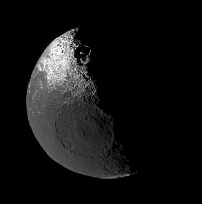 Land of the Day, Land of the Night
Although it is no longer "Uncharted Land", the origin of the dark territory of Cassini Regio on Iapetus remains a mystery. 
Also puzzling is the equatorial ridge that bisects this terrain, and how it fits into the story of the moon's strange brightness dichotomy. The ridge is seen here, curving along the lower left edge of Iapetus. 

The view looks down onto the Northern Hemisphere of Iapetus, and shows terrain on the moon's Leading Hemisphere. 

The image was taken in polarized green light with the Cassini spacecraft narrow-angle camera on Nov. 12, 2005 at a distance of approx. 417.000 Km (such as about 259.000 miles) from Iapetus and at a Sun-Iapetus-spacecraft, or phase, angle of 95Â°. Image scale is about 2 Km (about 1 mile) per pixel.
Parole chiave: Saturn's Moons - Japetus