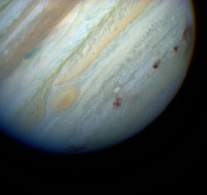 Comet Shoemaker impacting Jupiter
Questa spettacolare ripresa - ottenuta dall'HST - ci mostra alcuni dettagli relativi ai momenti successivi alla sequenza di impatti che, nel Luglio 1994, interessarono gli strati superiori dell'atmosfera di Giove. 
Per quelli che non ricordano tutta la storia diciamo che queste immagini ci raccontano della fine (spettacolare, comunque) incontrata dai residui della cometa Shoemaker-Levy la quale, durante la sua corsa verso l'interno del Sistema Solare - ivi, lo Spazio di Giove -, venne "fatta a pezzi" (letteralmente) dalle onde gravitazionali provenienti dal Re dei Giganti Gassosi.
Parole chiave: Comet Shoemaker and Jupiter