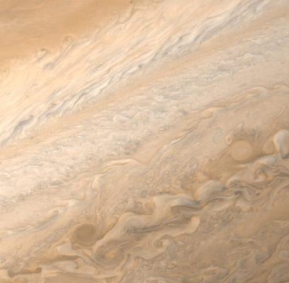 High Winds on Jupiter (from appx. 4.000.000 Km)
Caption NASA originale:"A high resolution image of the Jovian mid-latitudes taken by Voyager 1 on March 2, 1979, shows distinctly differing characteristics of the planet's meteorology. The well defined pale orange line running from southwest to northeast (North is at the top) marks the high speed north temperate current with wind speeds of about 120 meters p/s. These high winds produce a cleaner flow pattern in the surrounding clouds whose average lifetime is of about 2 years".
Parole chiave: Jupiter