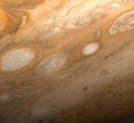 White Ovals on Jupiter
Caption NASA originale:"This photo of Jupiter was taken by Voyager 1 on March 1st, 1979, from a distance of 4.300.000 Km. The region shown is just to the southeast of the Great Red Spot. A small section of the spot can be seen at upper left. One of the 40-year-old white ovals in Jupiter's atmosphere can also be seen at middle left, as well as a wealth of other atmospheric features, including the flow lines in and around the ovals. 
The smallest details that can be seen in this photo are about 80 Km across".
Parole chiave: Jupiter