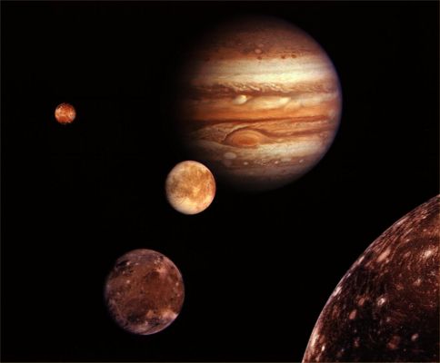 Jupiter's (Main) System
Caption NASA originale:"Jupiter and its four planet-size moons, called the Galilean Satellites, were photographed in early March by Voyager 1 and assembled into this collage. They are not to scale but are in their relative positions. (...) Nine other much smaller satellites circle Jupiter, one inside Io's orbit and the other millions of miles from the Planet. 
Not visible is Jupiter's faint ring of particles, seen for the first time by Voyager 1".
Parole chiave: Jupiter's Moons: Io, Europa, Ganymede, Callisto
