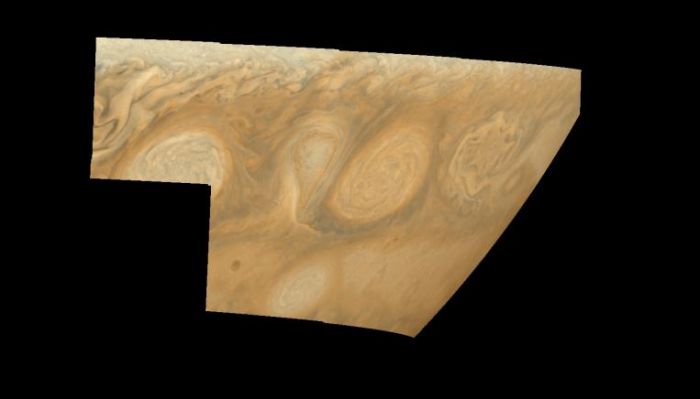 Jupiter's limb and White Ovals, from Galileo
Caption NASA originale:"The oval shaped vortices in the upper half of the mosaic are two of the three long-lived White Ovals that formed to the south of the Red Spot in the 1930's and, like the Red Spot, rotate in a counterclockwise sense. The east to west dimension of the leftmost White Oval is 9000 Km. The White Ovals drift in longitude relative to one another, and are presently restricting the cyclonic structure. To the south, the smaller oval and its accompanying cyclonic system are moving eastward at about 0.4 degrees per day relative to the larger ovals. The interaction between these two cyclonic storm systems is producing high, thick cumulus-like clouds in the southern part of the more northerly trapped system".
Parole chiave: Jupiter
