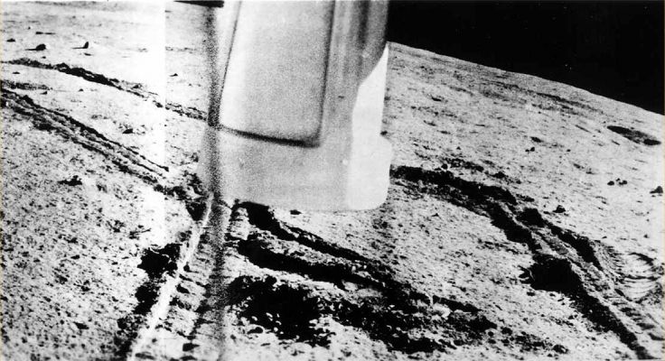 The "Tracks" - again - of Lunokhod-1
Luna 17 was launched from an Earth parking orbit towards the Moon and entered lunar orbit on November 15, 1970. The spacecraft soft landed on the Moon in the Sea of Rains. The spacecraft had dual ramps by which the payload, Lunokhod-1, descended to the Lunar Surface. Lunokhod-1 was a lunar vehicle formed of a tub-like compartment with a large convex lid on eight independently powered wheels. Lunokhod-1 was equipped with a cone-shaped antenna, a highly directional helical antenna, 4 tv cameras and special extendable device to impact the lunar soil for soil density and mechanical property tests. An X-Ray spectrometer, an X-Ray telescope, cosmic-ray detectors and a laser device were also included. The vehicle was powered by a solar cell array mounted on the underside of the lid. Lunokhod-1 was intended to operate through 3 Lunar Days but actually operated for 11! The operations of Lunokhod-1 officially ceased on October, 4, 1971, the anniversary of Sputnik 1. Lunokhod1- traveled 10,54 Km and transmitted more than 20,000 TV pictures and more than 200 TV panoramas. It had also conducted more than 500 lunar soil tests.
Parole chiave: Mare Imbrium - tracks of Soviet Lunar Rover Lunokhod-1