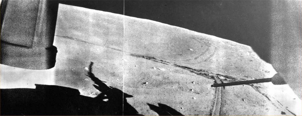 Large depression and Rover tracks
Un'immagine molto importante poichè ci mostra, in maniera più che discreta, sullo sfondo verso la Vostra Dx, le tracce lasciate dal Rover Lunokhod-1.
Esse, oltre a dimostrare che il Rover si mosse in lungo ed in largo sulla superficie di questa zona del Mare Imbrium, ci dicono pure che questo antenato di Spirit ed Opportunity riuscì, diremmo senza difficoltà, ad attraversare una sensibile depressione del terreno: una prova ulteriore dell'elevata qualità del Rover, dei suoi sistemi di guida remota e delle sue notevolissime capacità di movimento.
Se Vi chiedeste come facciamo a dire che Lunokhod-1 non ebbe problemi ad attraversare la depressione lunare che si vede in questo frame, Vi diciamo che lo abbiamo dedotto dalla linearità delle tracce da esso lasciate sul terreno. Tracce che ci suggeriscono una guida spedita e per nulla indecisa. Le zone più "smosse" della Superficie Lunare, invece, ci indicano, i punti di stazionamento, di (eventuale) slittamento e di sosta per l'esecuzione di esperimenti del Rover.
Parole chiave: Mare Imbrium - tracks of Soviet Lunar Rover Lunokhod-1