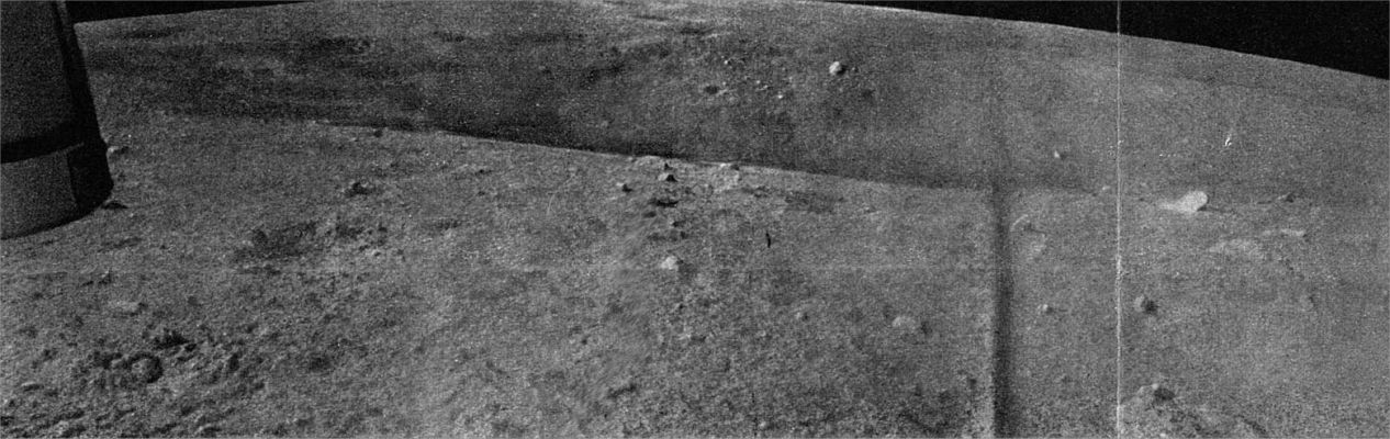 Unknown Crater
Un altro cratere senza nome e dalle dimensioni ignote si apre davanti alle telecamere del Lunokhod-1. 
Non possiamo esserne certi e la mancanza di punti di riferimento sicuri non ci aiuta; tuttavia, a giudicare da alcuni dei frames che seguono, ci sentiamo di dire che questo cratere venne (probabilmente) esplorato dal Rover il quale riuscì anche a scendere al suo interno: un'operazione - si noti - anche se il cratere è piccolo e poco profondo, per nulla semplice.
Parole chiave: Lunar Surface - Unnamed Crater