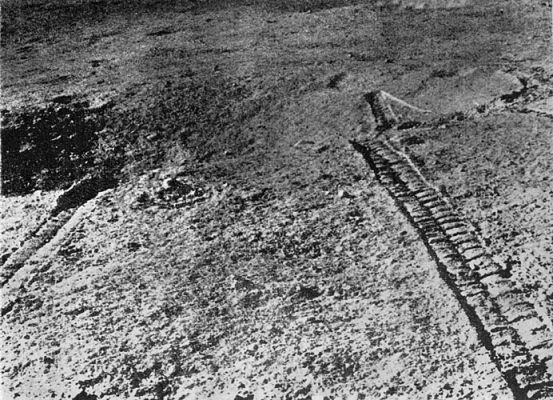 Lunokhod-1 rolls inside a small crater (1)
Le tracce lasciate dal Rover Sovietico Lunokhod-1 sono chiare: il piccolo robot è riuscito non solo a giungere sul bordo del piccolo cratere senza nome che abbiamo visto nel frame precedente, ma ci è anche entrato dentro, senza particolari problemi.
Il Lunokhod-1 è entrato ed è uscito dal cratere e, probabilmente, è anche riuscito a prelevare campioni ed a fare esperimenti: non c'è male per una tecnologia bistrattata come quella della fu-Unione Sovietica.
Una tecnologia, per giunta, vecchia di 36 anni...
Parole chiave: Lunar Surface - Unnamed Crater and Rover tracks