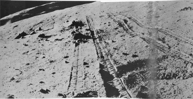 Rover tracks and the far distant walls of LeMonnier Crater
nessun commento
Parole chiave: Moon Panorama - LeMonnier Crater