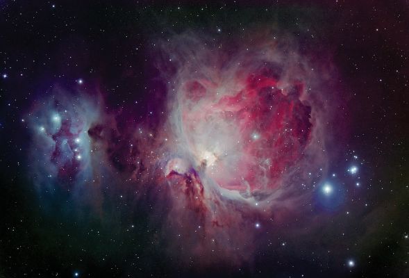 M 42 in real colors
Una visione ad HD della Grande Nebulosa di Orione: visibile nei nostri cieli invernali anche ad occhio nudo, ma in forma di gran lunga meno spettacolare rispetto a quanto ci è dato vedere in questa ed in altre immagini similari. Ma cos'è che permette alla splendida Grande Nebulosa di Orione di manifestarsi così come noi la vediamo? La "fonte" dello splendore della Nebulosa è dato dal "Trapezio": un gruppo di 4 stelle, le più luminose presenti nella nebulosa. Le strutture a "filamento" che rendono la Nebulosa ancora più suggestiva alla vista sono il prodotto di "onde d'urto" (ovvero di "collisioni" vere e proprie fra elementi pesanti - e che si muovono velocemente nello spazio - con gas stazionari o anch'essi in movimento, ma più lentamente rispetto ai primi). La Grande Nebulosa di Orione si estende nello spazio interstellare per oltre 40 AL e si trova ad una distanza da noi pari a circa 1500 AL, comunque all'interno del medesimo braccio della Via Lattea in cui si trova il nostro Sole (e noi con esso).
Parole chiave: From Earth Images