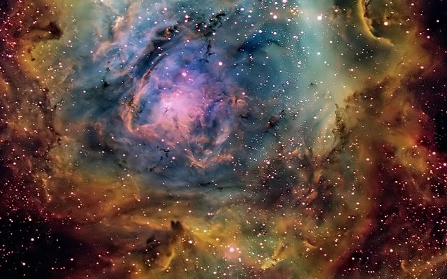 M 8 - The "Lagoon Nebula"
"...Capita spesso di incontrare delle belle ragazze e di desiderarle, ma in lei c’era qualcosa di diverso che me la faceva piacere, che non svegliava i miei sensi ma  mi faceva stare bene.
C'era una sorta di affinità naturale che metteva sulla stessa lunghezza d'onda le nostre vibrazioni. 
Mi venne spontaneo pensare, rifacendomi alle esperienze di Huygens sulle oscillazioni sincrone, che nell'Universo ogni cosa è influenzata da ciò che la precede e da ciò che la segue, ma solo le cose contigue possono armonizzarsi e creare un sistema energetico in perfetto equilibrio. 
Questo era quanto stava accadendo a noi e la facilità con la quale ciò accadeva, poteva esserne la prova..."

Giuseppe Spina - "L'Intervista"
Parole chiave: Hubble Images