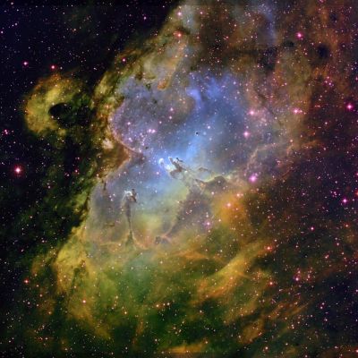 M 16 - Deep inside the "Eagle Nebula"
"...In sogno, a volte, ripercorro strade conosciute e visito luoghi che, un tempo, mi erano familiari; rivedo volti e provo sensazioni che credevo perdute nel tempo. 
E poi, a mano a mano che il sogno si sviluppa, mi tornano alla memoria voci, luci, dettagli insignificanti di momenti dimenticati. 
Si, può sembrare una bella esperienza, ma non è proprio così. 
Non è così perchè, nonostante gli sforzi del mio subconscio, tutto quello che ritorna davanti ai miei occhi, nel sogno, non è esattamente così come io ricordavo. Anzi: come io credevo di ricordare...
O forse dovrei dire che non tutto ritorna così come io volevo ricordare. 

Tutto ciò che il sogno mi mostra è diverso da quella che io chiamo "realtà" ed il sapore che si prova, ritrovando ciò che si era perso, non è mai davvero dolce. Il sogno, dunque, trasfigura, altera, riscrive la mia memoria e mi riporta solo un'ombra del mio mondo. 

Spesso, purtroppo, è un'ombra scura, fatta di momenti che non avrei più voluto rivivere..."

P.C. Floegers - "In the Paradox"
Parole chiave: From Earth Images