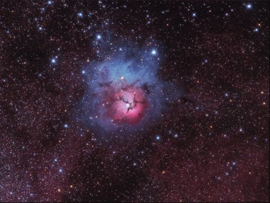 M 20 - The "Trifid Nebula"
"...L'Universo, come molti pensano, non ha una spiegazione: esiste. L'Universo non ha un inizio e non ha una fine; non ha un Tempo e non ha un meccanismo.
L'Universo non ha uno spessore e non ha una o più dimensioni; non è definibile: può essere descritto matematicamente, ma non può essere matematicizzato.
L'Universo contiene ogni cosa che esiste e, fra tutte le cose che esistono e che contiene, l'Universo contiene anche sè stesso.
L'Universo non si espande e non si contrae; l'Universo è quiete, fissità e stabilità, ma esso è anche frenesia, movimento e cambiamento costanti. E' coerenza ed incoerenza; è regola ed eccezione.
Noi non possiamo capire le "Ragioni dell'Universo", ma possiamo studiare ed indagarle, usando Fede e Razionalità.
Credere in Dio può esserci di aiuto nella ricerca delle Cause del tutto, ma credere di poter spiegare tutto attribuendo l'Universo ad un'espressione di Volontà Divina è un atroce peccato di semplificazione e Dio merita di più da noi..."

P.C. Floegers - "Conversations"
Parole chiave: From Earth Images
