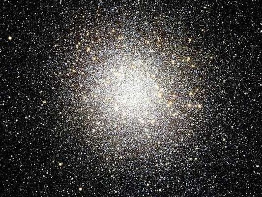 M 22 - Globular Star Cluster
"...Ius est in armis..."

(Seneca)

"...La Legge è nella forza..."

Nota: Seneca non era un 'guerrafondaio' nè un assertore del 'Diritto delle Armi', come questa massima (ex "Hercul. Fur." - Atto II, Sc. I, Vers. 29) può far pensare. Egli, in realtà, si limitò a stigmatizzare che, per gli scellerati ed i tiranni, la Legge - ergo anche la Giustizia e l'Equilibrio - è fondata nella forza bruta (e quindi nella paura), mentre per i saggi (ahimè pochi, anche ai suoi tempi...) essa è posta nella capacità di usare la ragione.
Parole chiave: From Earth Images