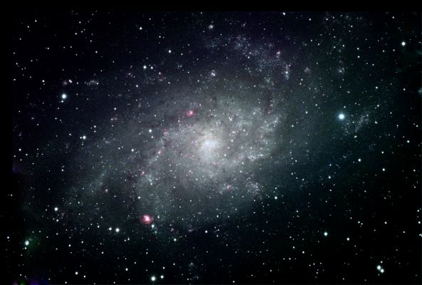 M 33 - Spiral Galaxy
"Il Tempo ed il Movimento sono solo illusioni, create come aiuto alla nostra incapacità di cogliere la Realtà nella sua interezza. Tutto ciò che esiste, esiste come "percorso": da questo punto di vista la nostra intera Esistenza è equiparabile ad un cammino fatto di scelte, ognuna delle quali ci immette su un determinato percorso. Non esiste nulla di predeterminato nella Realtà: siamo noi che, scegliendo un percorso, scegliamo anche una Realtà e la percezione ad essa relativa. Possiamo cambiare percorso tutte le volte che vogliamo, sempre. Ciò che non possiamo modificare, tuttavia, è la percezione di un evento (e dunque della Realtà relativa ad un certo percorso) dopo che lo abbiamo scelto e vissuto. Cerco di spiegarmi meglio: io faccio il netturbino, ma nei bidoni e nei cassonetti vedo solo quello che io ho scelto di trovare, non ciò che qualcun altro ha deciso di gettare via. D'altra parte, se scegliessi la via della percezione elementare, troverei solo spazzatura"

P.C. Floegers - "Dilbert riletto"
Parole chiave: From Earth Images