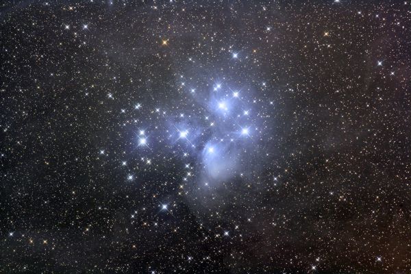 M 45 - "The 7 Sisters" - full field
"...Guardo questo Paese e mi rendo conto che tutti coloro che hanno ordito ed orchestrato questo spettacolo di vergogna e di spudoratezza, questa tragica sciarada, questa inguardabile farsa, sono terrorizzati dalla parola, dal potere delle idee, dal potere della penna...Costoro ne sono così atterriti, che hanno smesso di leggere. E questa decisione sarà il loro funerale..."

Ken Saro-Wiwa (1941-1995)
Parole chiave: From Earth Images