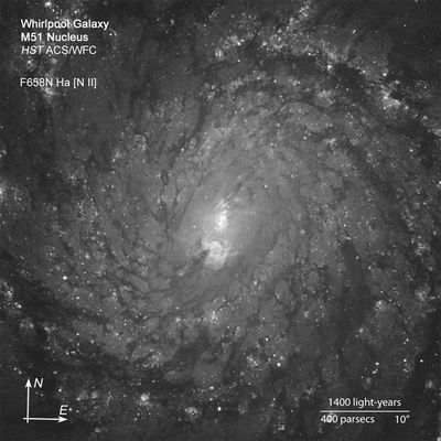 M 51: The "Whirlpool Galaxy" - HST
"...Gli faceva uno strano effetto guardare l'abitacolo della nave che, come un'urna, custodiva ora il suo corpo a cui il deserto, presto, avrebbe dato sepoltura sotto il suo piatto letto.
In fondo gli dispiaceva pensare quel corpo preda inerme tra le braccia della Morte, così come lo era stato del Tempo, in Vita.
Il Tempo e la Morte: i due più abili Maestri di cui si serve il Grande Architetto per lavorare la sua materia.
Gli sarebbe piaciuto sottrarlo a tale scempio e consegnarlo all'Eternità ma, ripensandoci, la cosa gli apparve presuntuosa e perfino sciocca..."

Giuseppe Spina - "La Città Celeste"
Parole chiave: Hubble Images