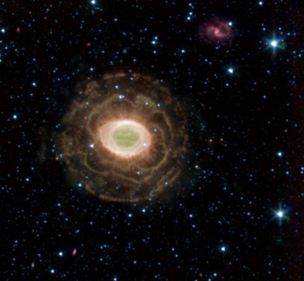 M 57 - The "Ring Nebula" - SST
"...Vibrazioni. Frammenti di luce si stanno facendo largo tra le nebbie di questo Infinito Primordiale. 
Suoni indistinti - simili ad acuti sussurri di un Vento Nuovo, che spira senza forza, ma neppure quietamente... - si spargono attraverso una distesa immensa, sfuocata, pronta ad esistere, ma ancora non viva. 
Un Mondo Nuovo. 
Lo sto guardando nascere e cerco di comprendere: alzo gli occhi al Suo Cielo, verso una Stella Amica, ma vedo soltanto Nuvole.
Nuvole.
Scorrono veloci e, scorrendo, emettono Vibrazioni: Frammenti di luce si insinuano fra le nebbie di un Infinito Primordiale. 
Ed un raggio di Sole colpisce - finalmente - questa Nuova Terra, lanciando e lasciando istanti di colore, intorno a sè. 

"...Nascentes morimur, finisque ab origine pendet..."

P.C. Floegers - "The Promised Land" 
(Manilio)
Parole chiave: From Space Images
