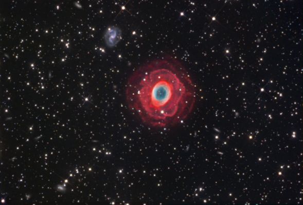 M 57 - The "Ring Nebula" in Lyrae (full color detail)
"...Ho abbandonato le strade conosciute ed i sentieri a lungo battuti. L'ingannevole Sole ha cessato di illuminare il mio cammino e la Luna, ebbra della sua luce, è svanita alle mie spalle. Osservo ora il Cielo, ed esso mi sembra scuro ed ostile, ma so che non è così: nuovi venti suggeriscono nuove rotte. 
E la mia nave è forte, usa alle onde e temprata alle tempeste.
E la mia prua è ingorda di nuovi Mari e di nuove Terre..."

P. C. Floegers - "Cronache di Viaggio"
Parole chiave: From Earth Images
