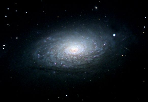 M 63 - The "Sunflower" Galaxy
"...Ammettiamolo, ragazzi: chi di voi non ha pensato, almeno una volta, guardando le fantastiche immagini delle galassie riprese dai nostri eccezionali telescopi, che si tratti solo di un ammasso di "ben riusciti effetti speciali"?..."

(appunti da una lezione di Astronomia, A.D. 1997)

