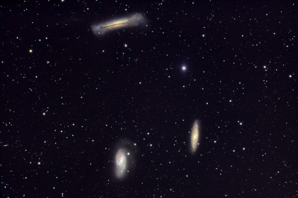 M 65, M 66 and NGC 3628
"...Nolo Mortem impii, sed ut convertatur impius a via sua, et vivat..."

(Ezechiele - 33,11)

"...Non voglio la morte del malvagio, ma voglio che si converta. 
E che viva..."
Parole chiave: From Earth Images - Amatorial Images