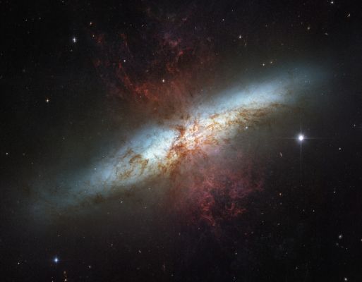 M 82 - Barred Spiral Galaxy (HST)
"...Ab ovo usque ad mala..."

(Orazio)

"...Dall'uovo alle mele..." (trad. libera: "dall'inizio alla fine")

nota: la cena romana tipica (per la classe medio-alta) cominciava con le uova e finiva con le mele
Parole chiave: Hubble Images