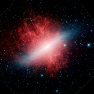 M 82 - Barred Spiral Galaxy
"...L'intransigenza e l'austerità sono fondamenta che mal si adattano a costruzioni con vistosi vizi di progettazione e l'uomo che, per sua natura, porta in sé il seme della trasgressione è destinato a rovinare malamente se gli si chiede di fare di queste fondamenta l'edificio della sua esistenza. Questa incapacità di abbracciare con rigore molle scelte porta, ognuno di noi, a sentirsi in qualche modo "costretto" nelle proprie azioni, facendoci apparire questa Vita come qualcosa che ci sovrasta e ci travolge costringendoci a difenderci più che a viverla.
Per imparare a vivere, una sola vita non basta; da giovani mancano la consapevolezza e la saggezza che vengono dell'esperienza, da vecchi le prove che ci aspettano sono altre e quanto abbiamo imparato, spesso è solo un tragico connubio tra memoria e coscienza, che costringe ad una esperienza completamente nuova ..."

Giuseppe Spina - "Il Passato"
Parole chiave: From Space Images - SST