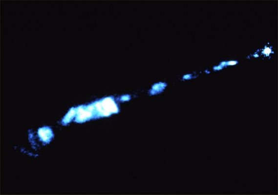 The "jet" of M 87
"...Ciò che non ha ancora stritolato gli immensi spazi, dove pure un giorno si infiammò la Vita, è quanto, senza conoscerne il nome, mi dà speranza che in quest’immensa Terra, forse, posso ancora trovare quello che Lear cercò su una Stella lontana. Pensando a lui, non posso dimenticarne la disperazione quando si scoprì naufrago proprio della Vita che pure cercava, e dell’Amore che più non trovò, ma come lui, non voglio smettere di credere in ciò che sembra non esserci senza provare a cercarlo un pò più in là. Tra le Stelle di un'altra Galassia o tra i colori di un’altra Terra, la voglia di vivere con le mani dentro la Vita stessa è un bisogno che, piano piano, uccide, se non trova alimento a cui attingere..."

Giuseppe Spina - "Il Richiamo"
Parole chiave: Hubble Images
